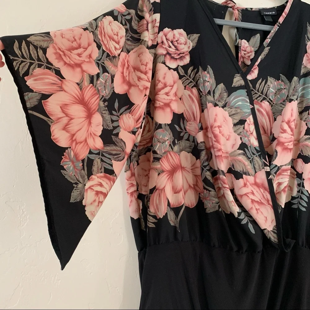 1X Torrid Floral Wrap V-Neck Bodysuit Blouse in Black and Pink - Picture 3 of 8